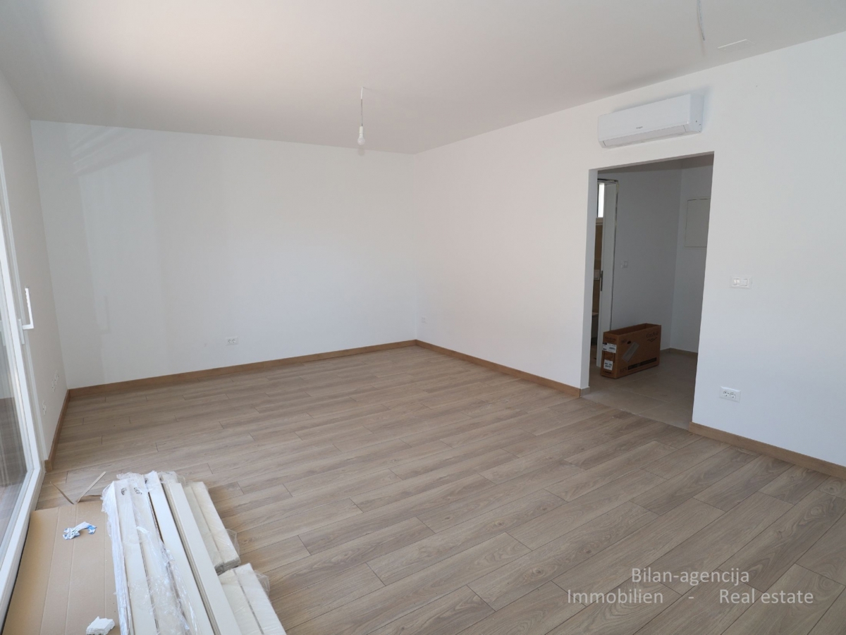 Stanovanje s strešno teraso, le 220 m od plaže, Vodice