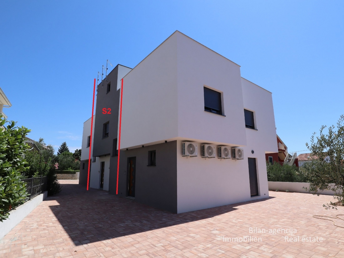 Stanovanje s strešno teraso, le 220 m od plaže, Vodice