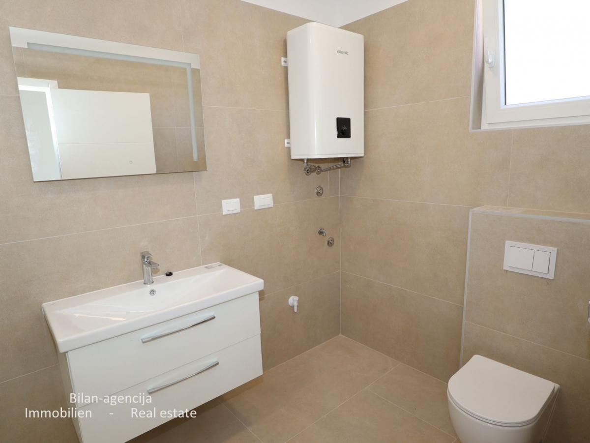 Stanovanje s strešno teraso, le 220 m od plaže, Vodice