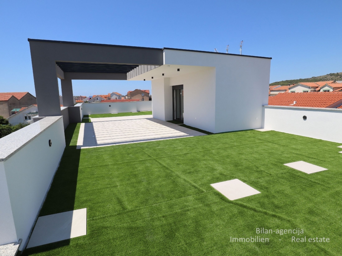 Stanovanje s strešno teraso, le 220 m od plaže, Vodice