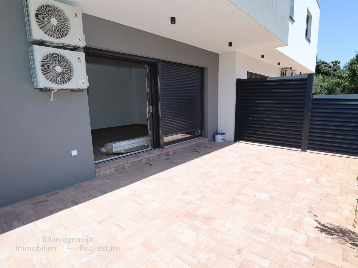 Stanovanje s strešno teraso, le 220 m od plaže, Vodice