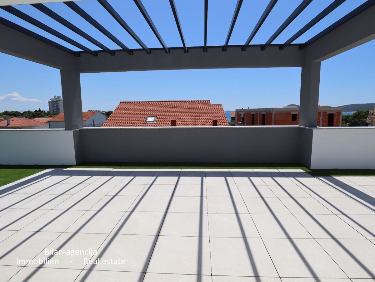 Stanovanje s strešno teraso, le 220 m od plaže, Vodice