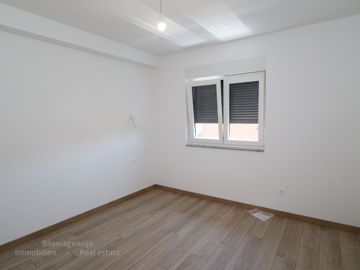 Stanovanje s strešno teraso, le 220 m od plaže, Vodice