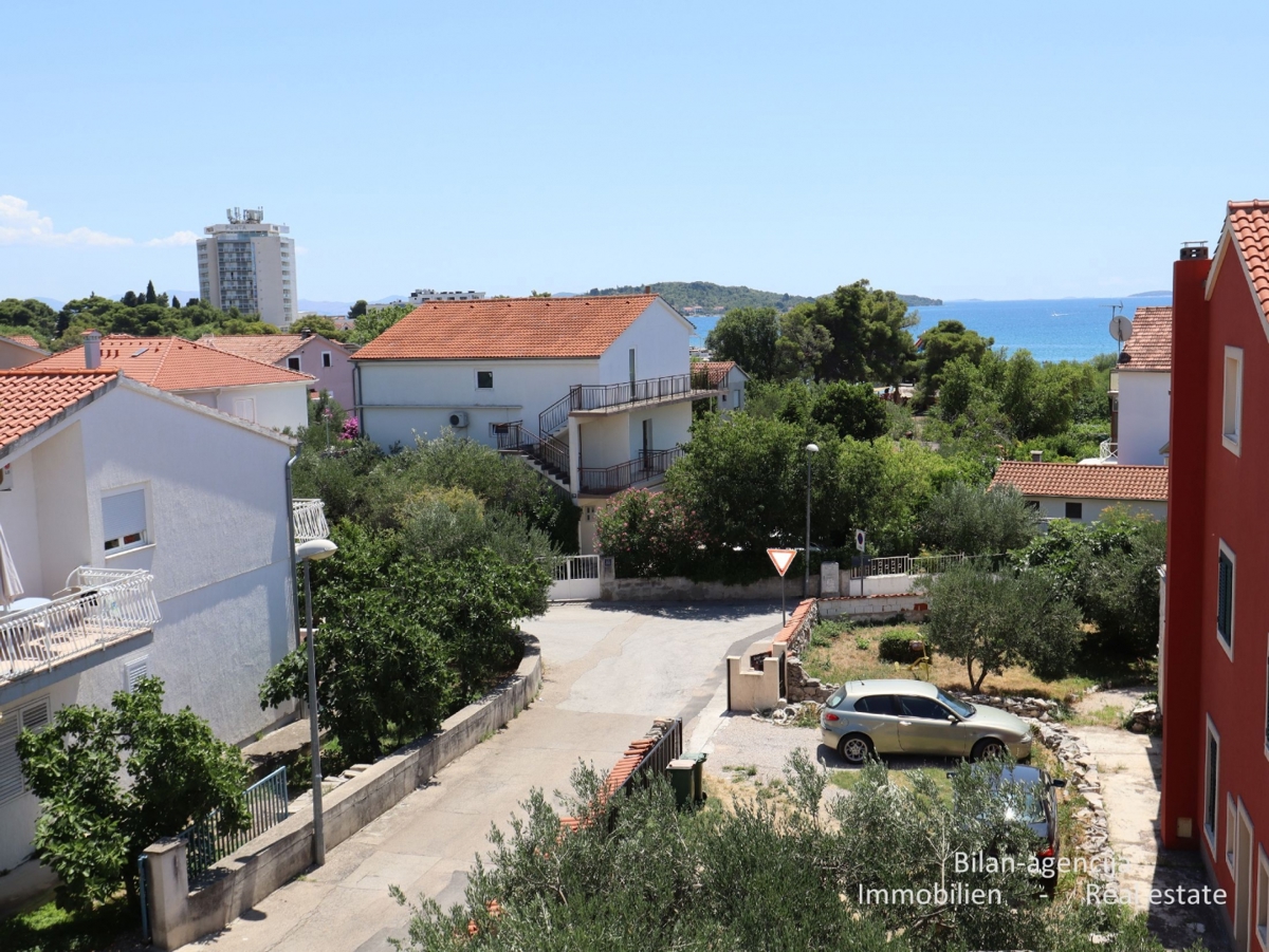 Stanovanje s strešno teraso, le 220 m od plaže, Vodice