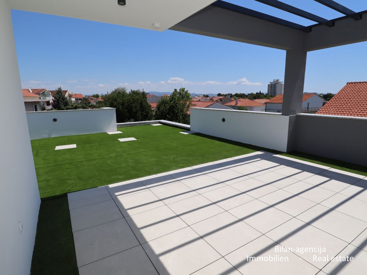 Stanovanje s strešno teraso, le 220 m od plaže, Vodice