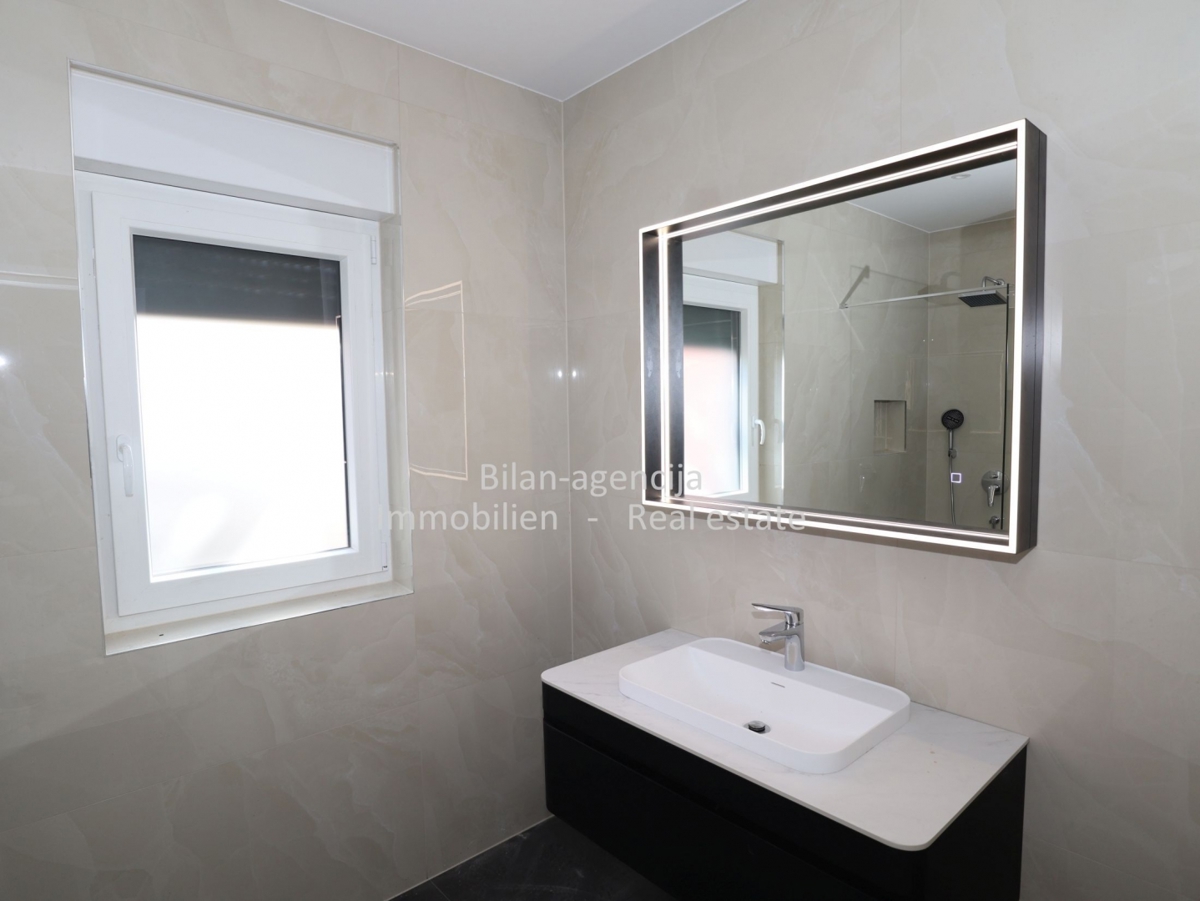 Vodice, novogradnja, trisobno stanovanje vrt, 309.000 €