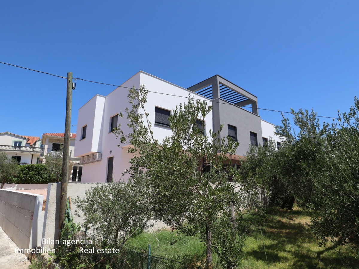 Vodice, dvonadstropno stanovanje, blizu plaže in centra