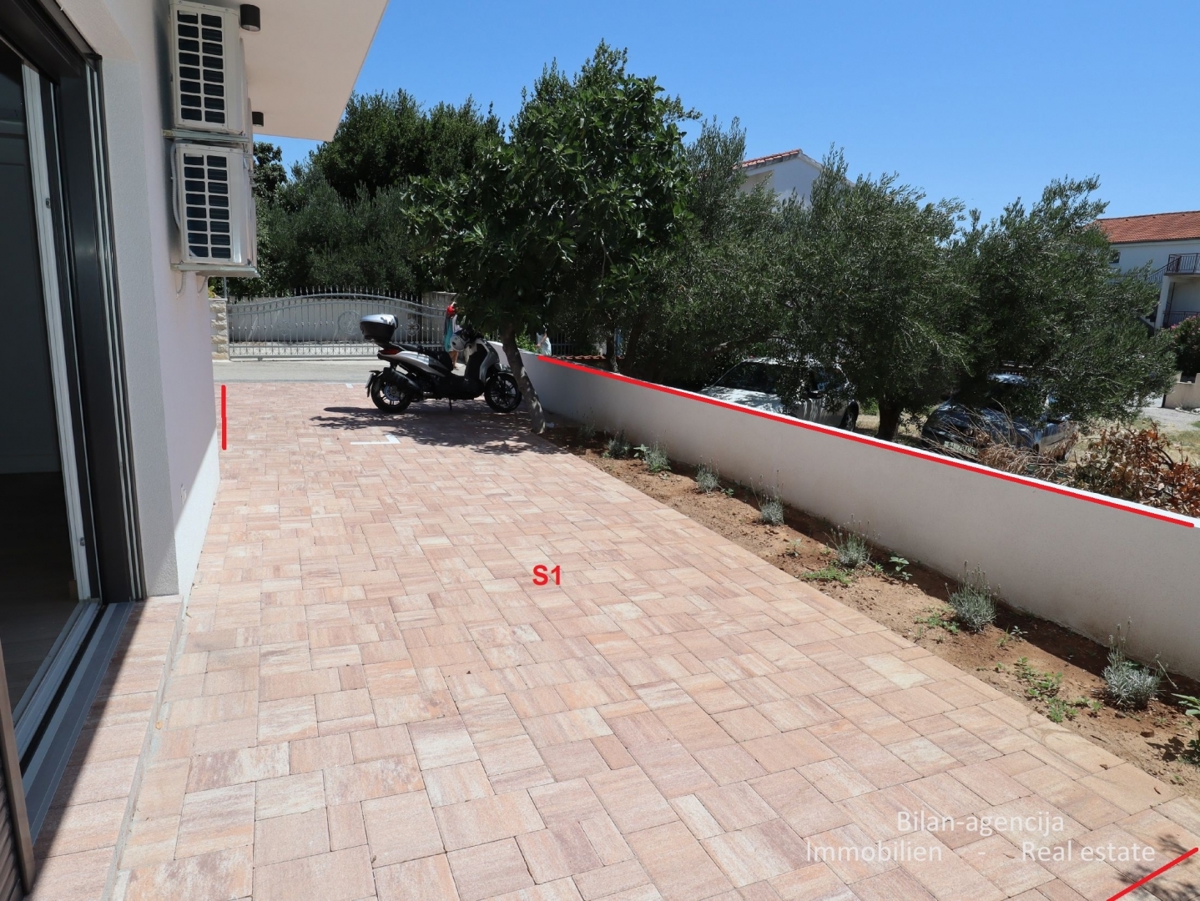 Vodice, dvonadstropno stanovanje, blizu plaže in centra