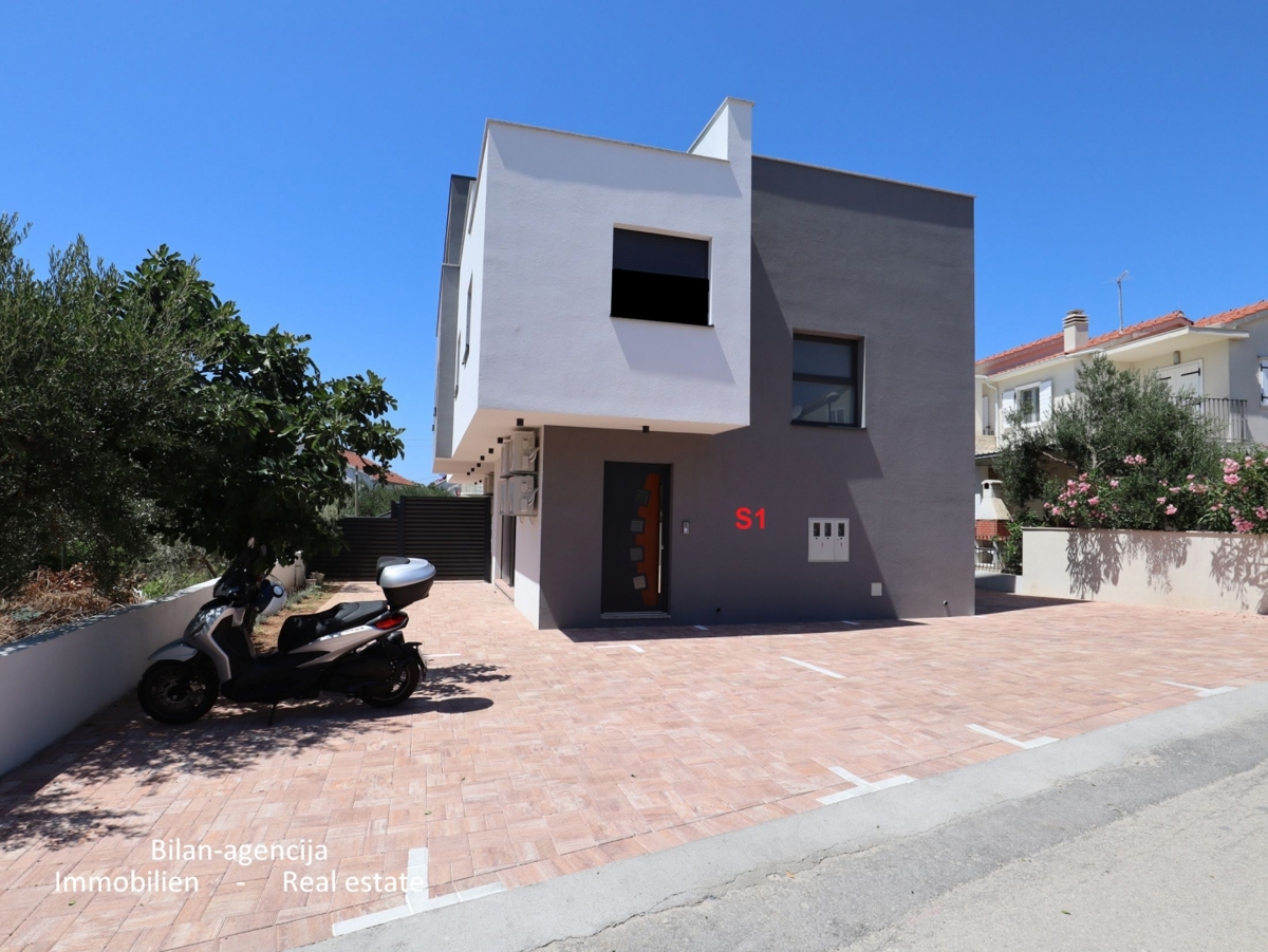 Vodice, dvonadstropno stanovanje, blizu plaže in centra