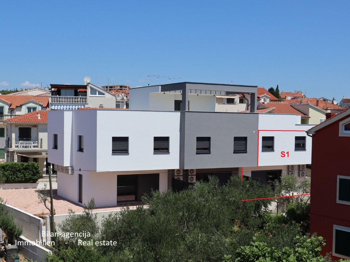 Vodice, dvonadstropno stanovanje, blizu plaže in centra