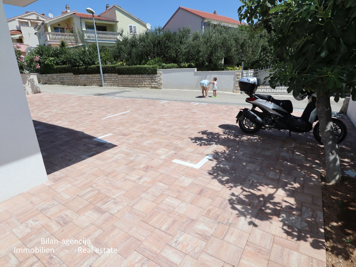 Vodice, dvonadstropno stanovanje, blizu plaže in centra