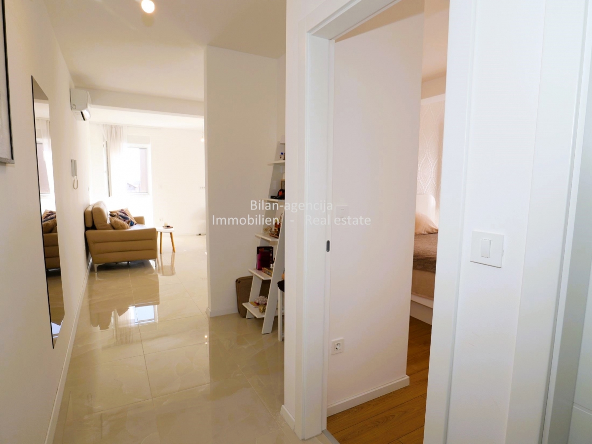 Vodice, novi stan, 1. kat, super lokacija, center, 249.000 €