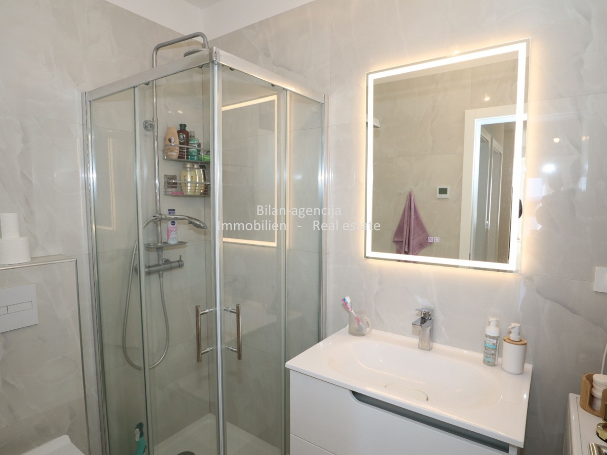 Vodice, novi stan, 1. kat, super lokacija, center, 249.000 €