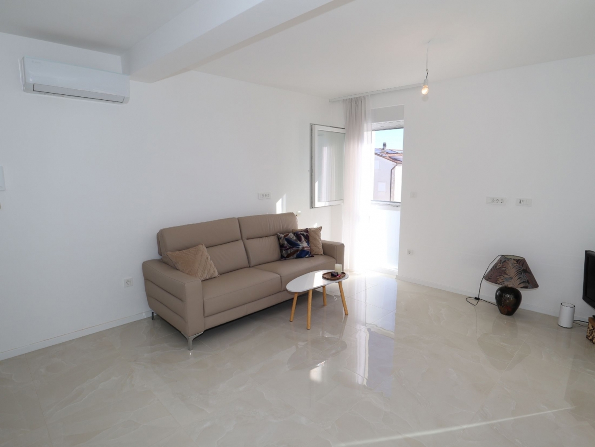 Vodice, novi stan, 1. kat, super lokacija, center, 249.000 €