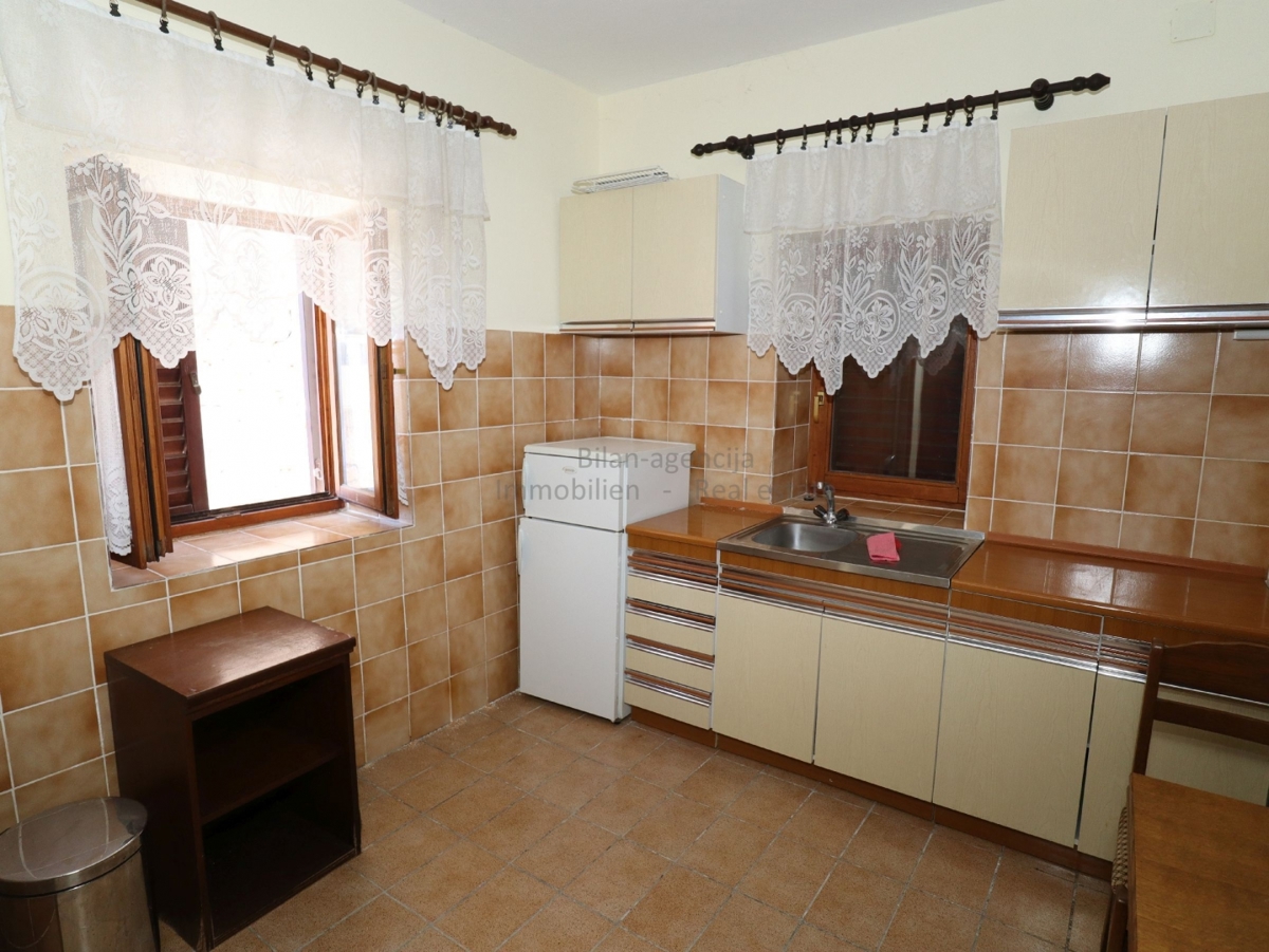 Kamnita hiša, otok Prvić, Vodice