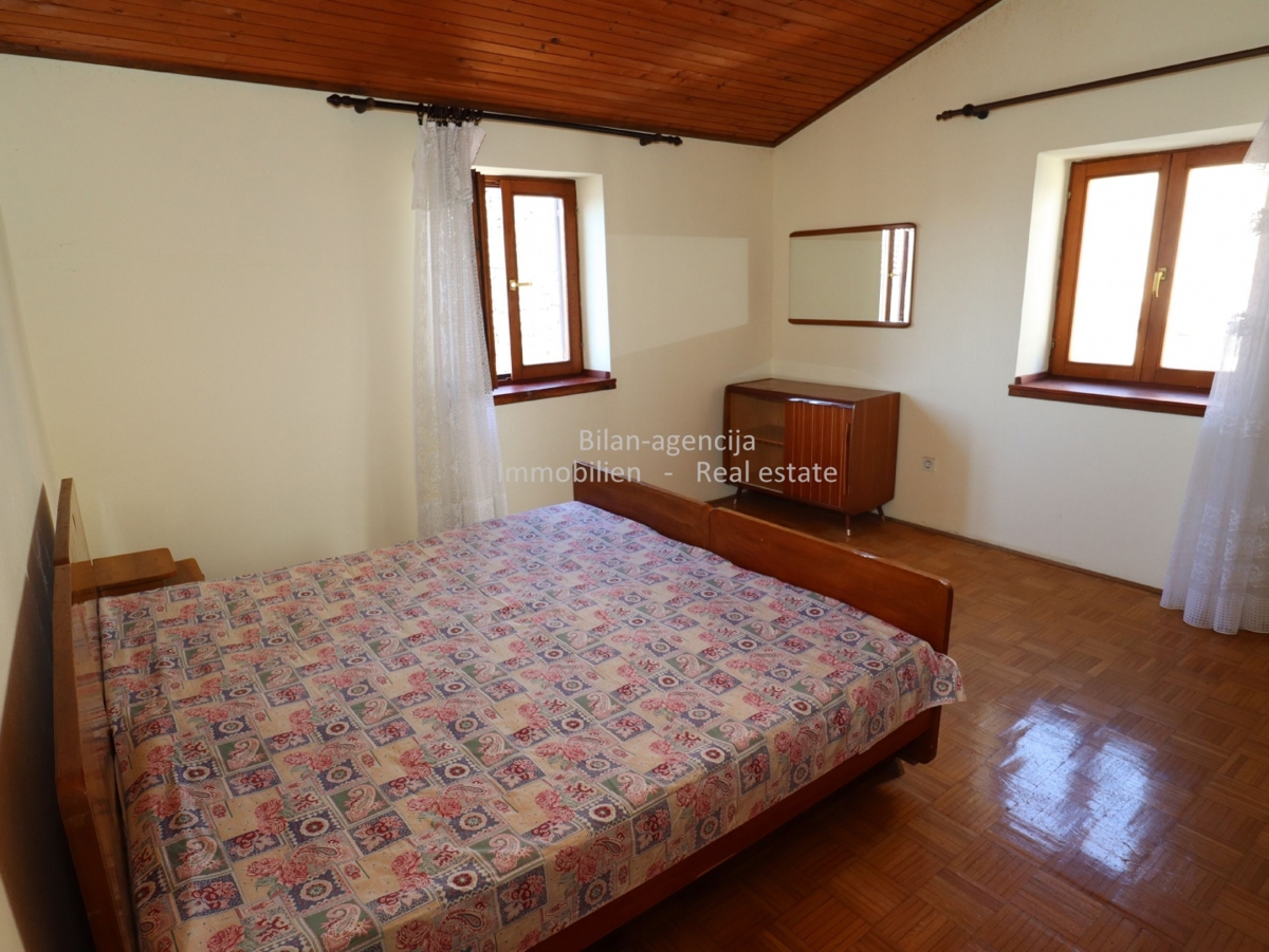 Kamnita hiša, otok Prvić, Vodice