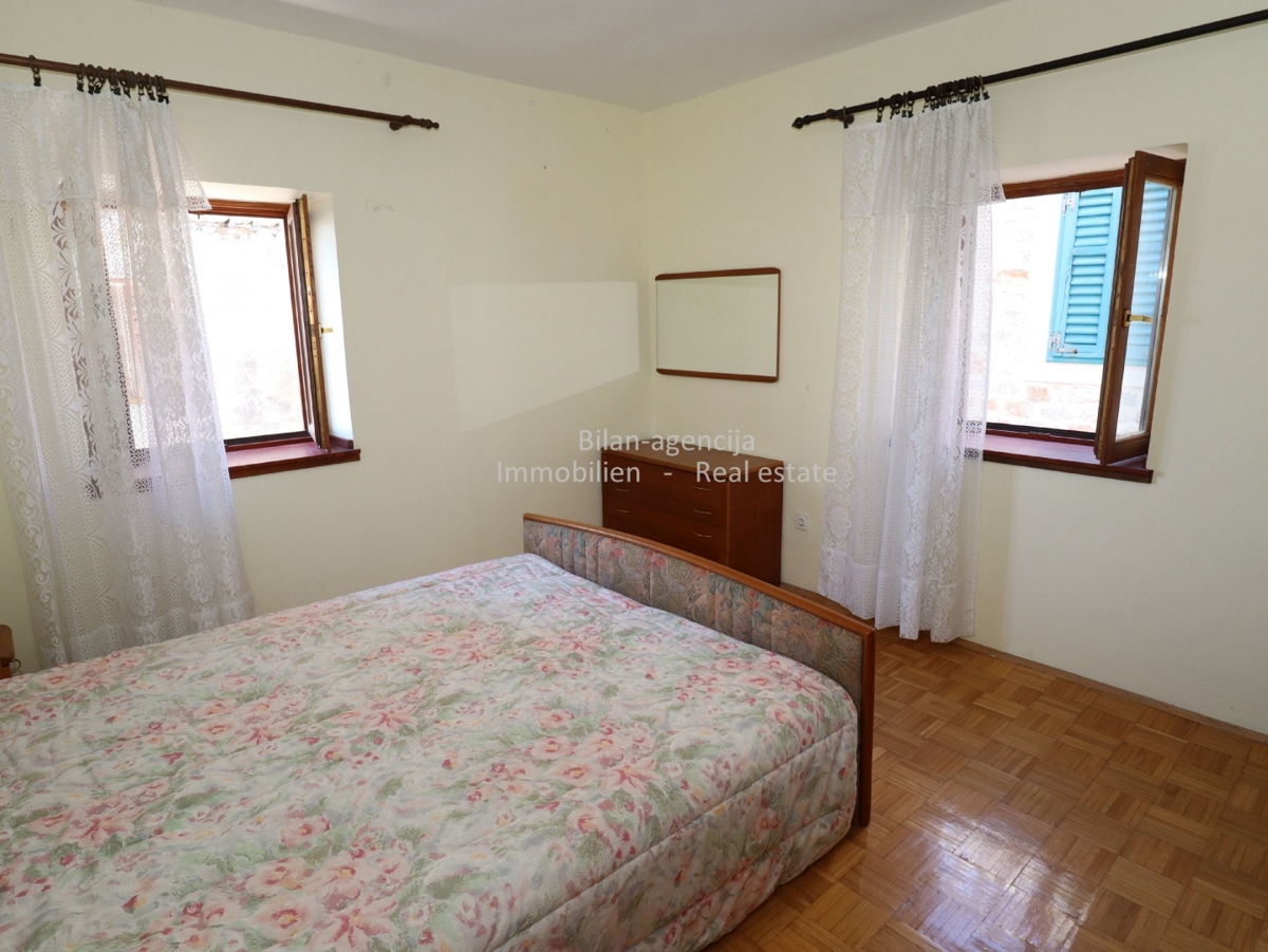 Kamnita hiša, otok Prvić, Vodice