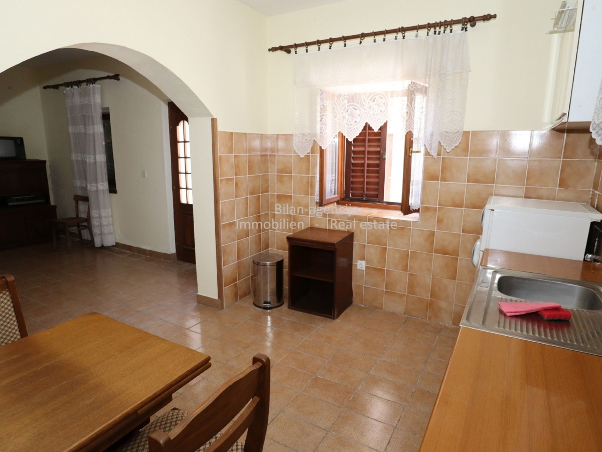 Kamnita hiša, otok Prvić, Vodice