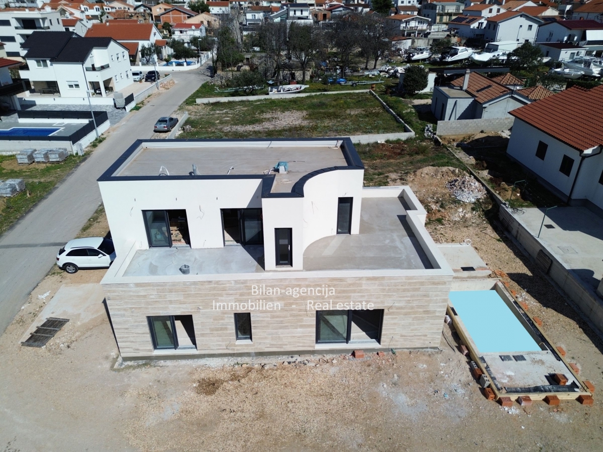 Villa sa bazenom, Vodice, 176 m2, na 500 m2 zemljišča,