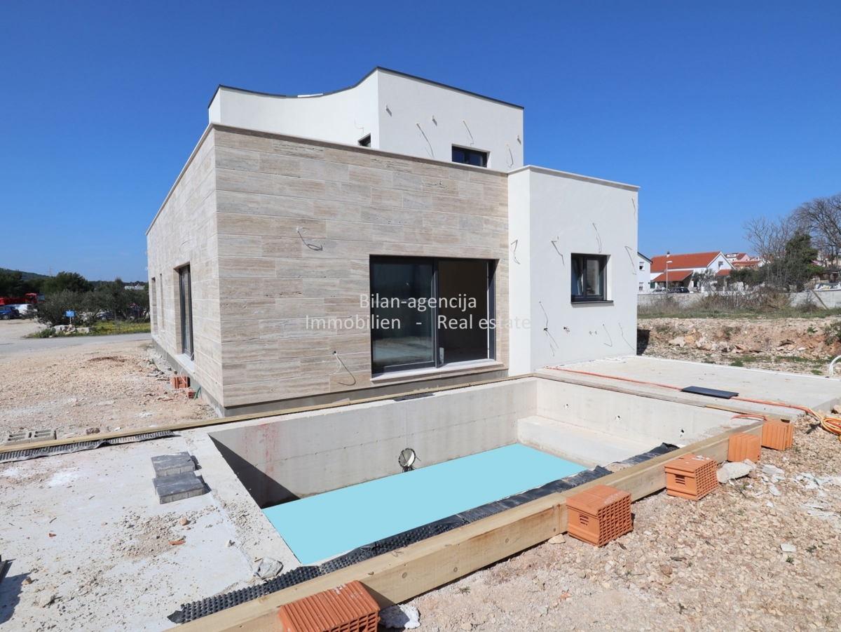 Villa sa bazenom, Vodice, 176 m2, na 500 m2 zemljišča,
