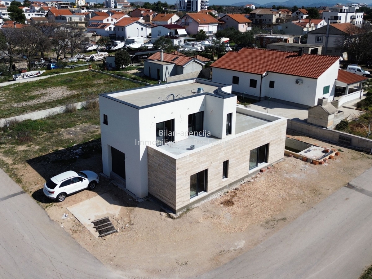 Villa sa bazenom, Vodice, 176 m2, na 500 m2 zemljišča,