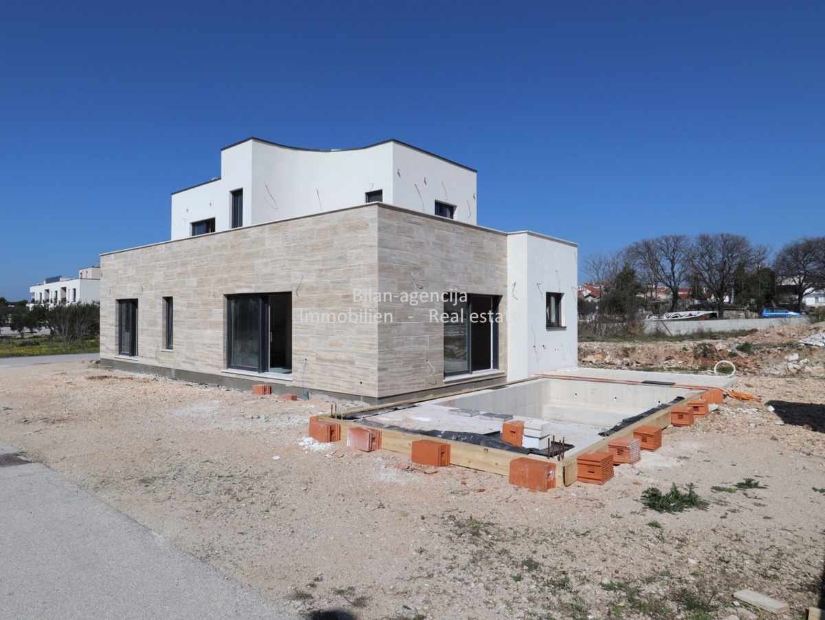 Villa sa bazenom, Vodice, 176 m2, na 500 m2 zemljišča,