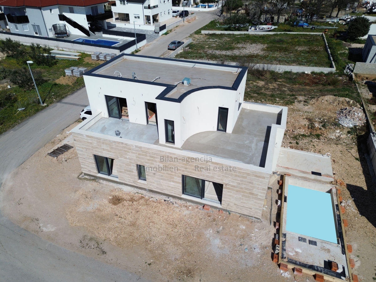 Villa sa bazenom, Vodice, 176 m2, na 500 m2 zemljišča,