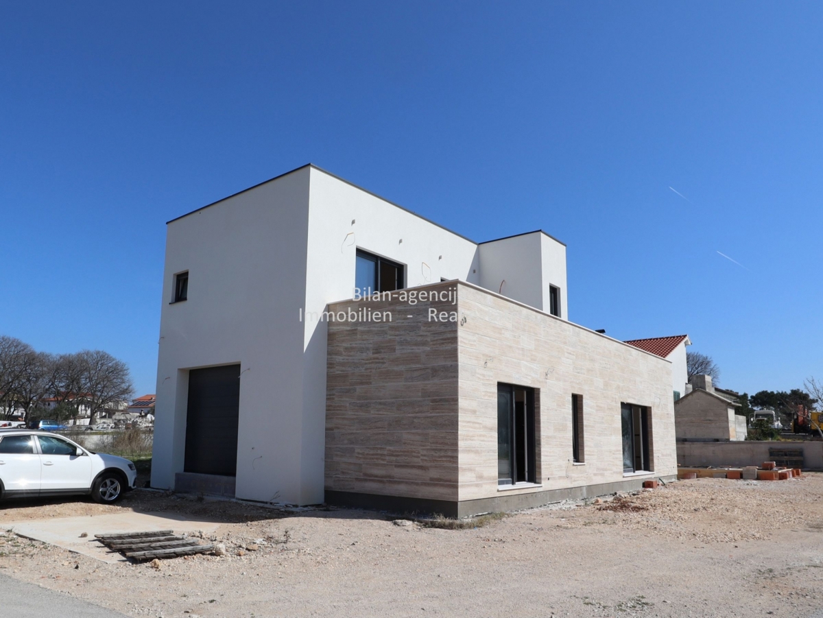 Villa sa bazenom, Vodice, 176 m2, na 500 m2 zemljišča,