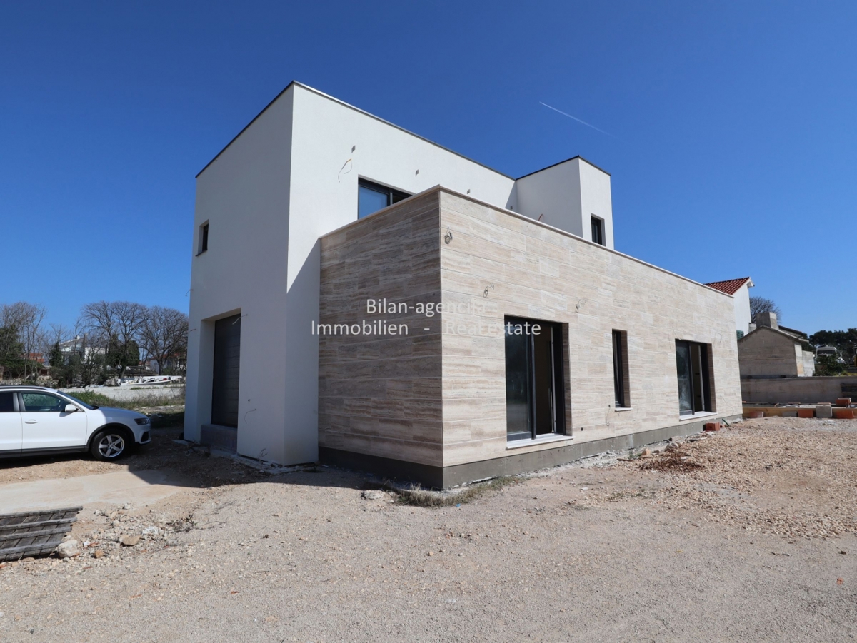 Villa sa bazenom, Vodice, 176 m2, na 500 m2 zemljišča,