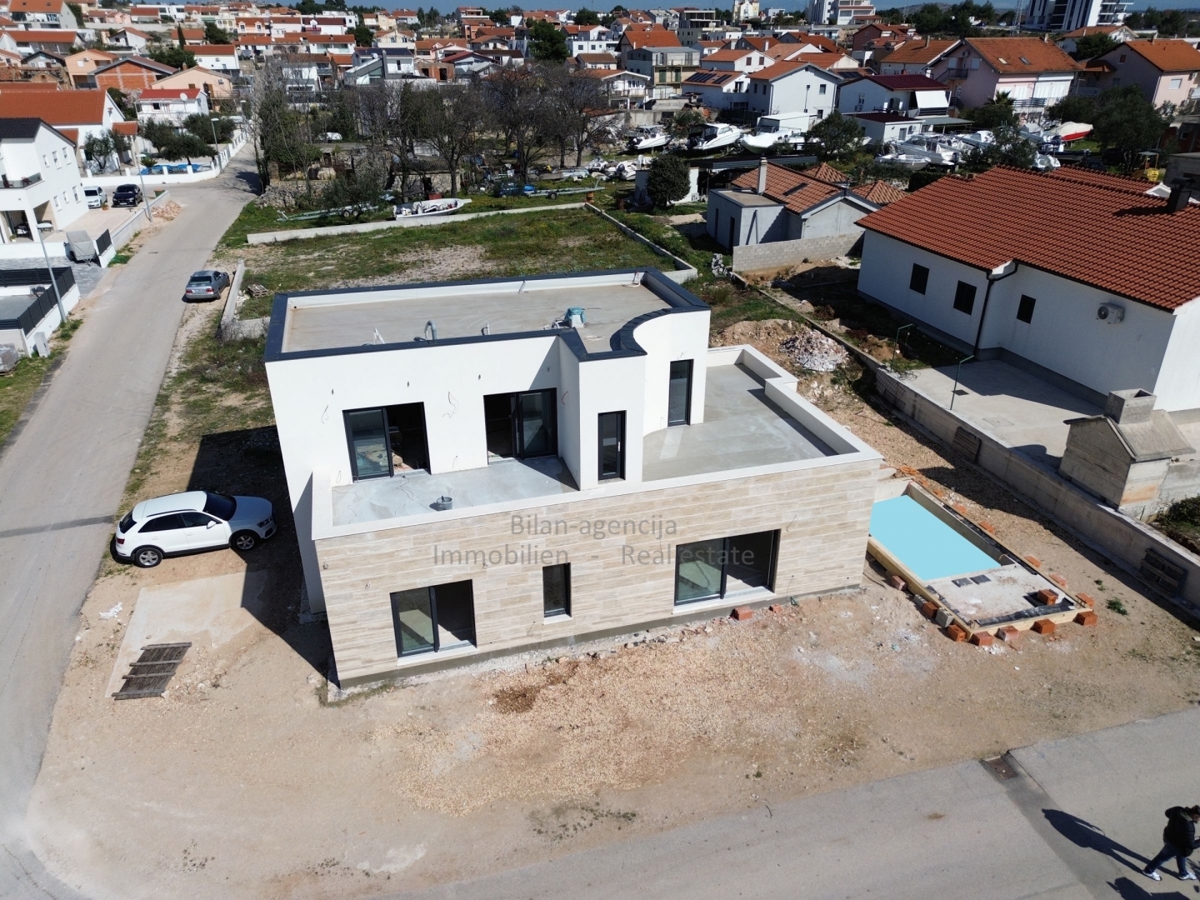 Villa sa bazenom, Vodice, 176 m2, na 500 m2 zemljišča,