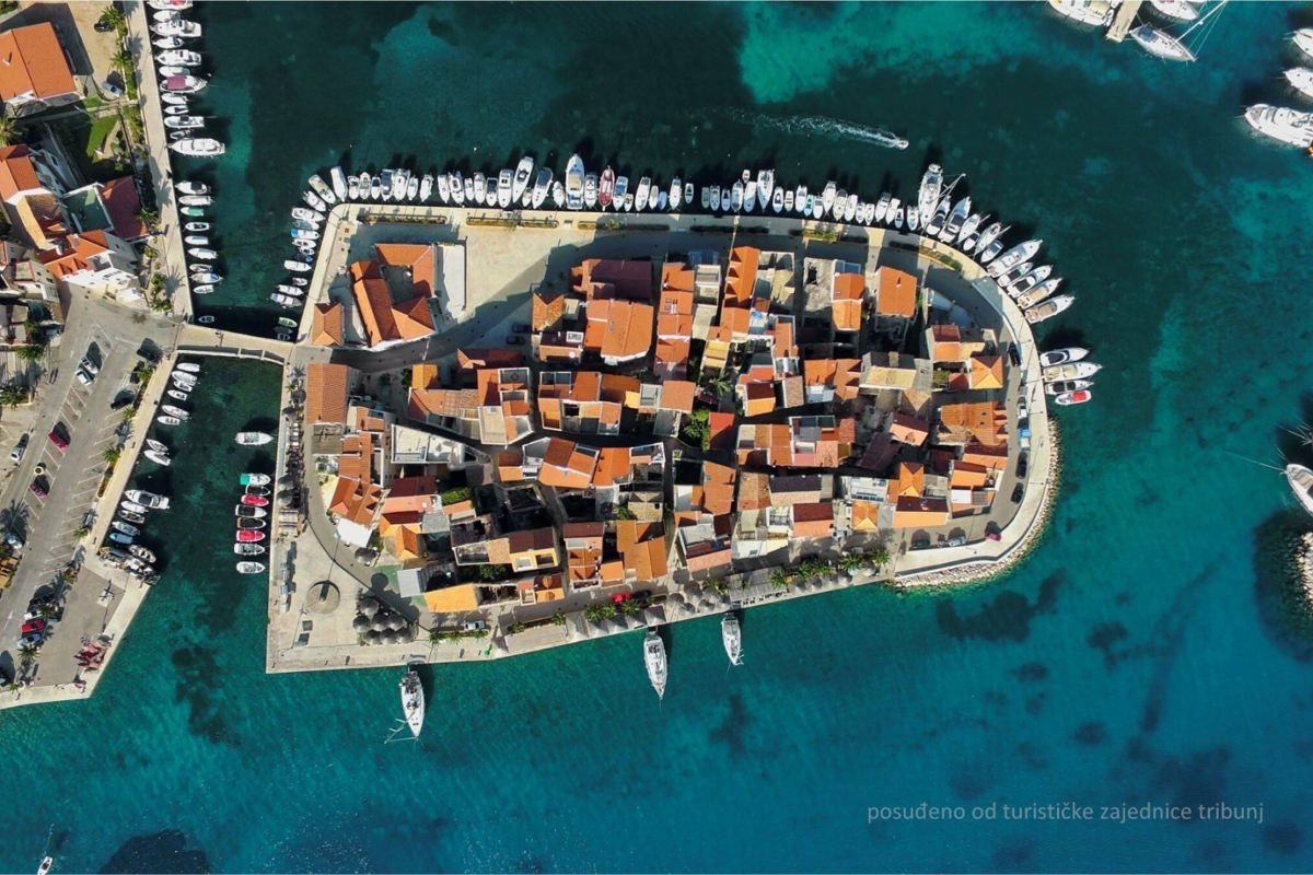 Prodamo, stanovanje z vrtom, pritličje, Tribunj, 399.000€