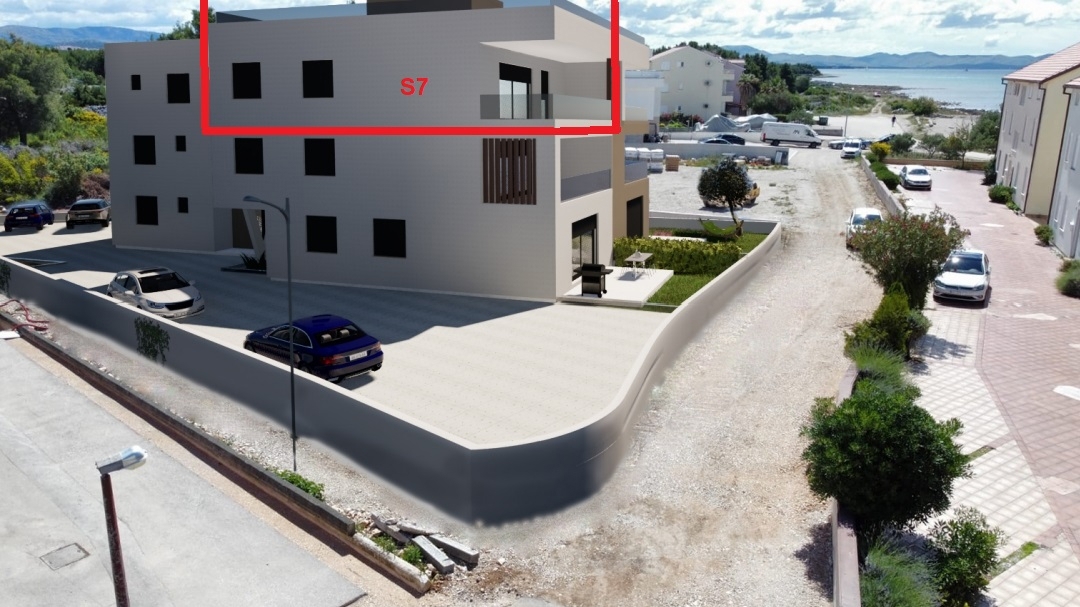 Stanovanje v novogradnji, s strešno teraso in pogledom na morje.