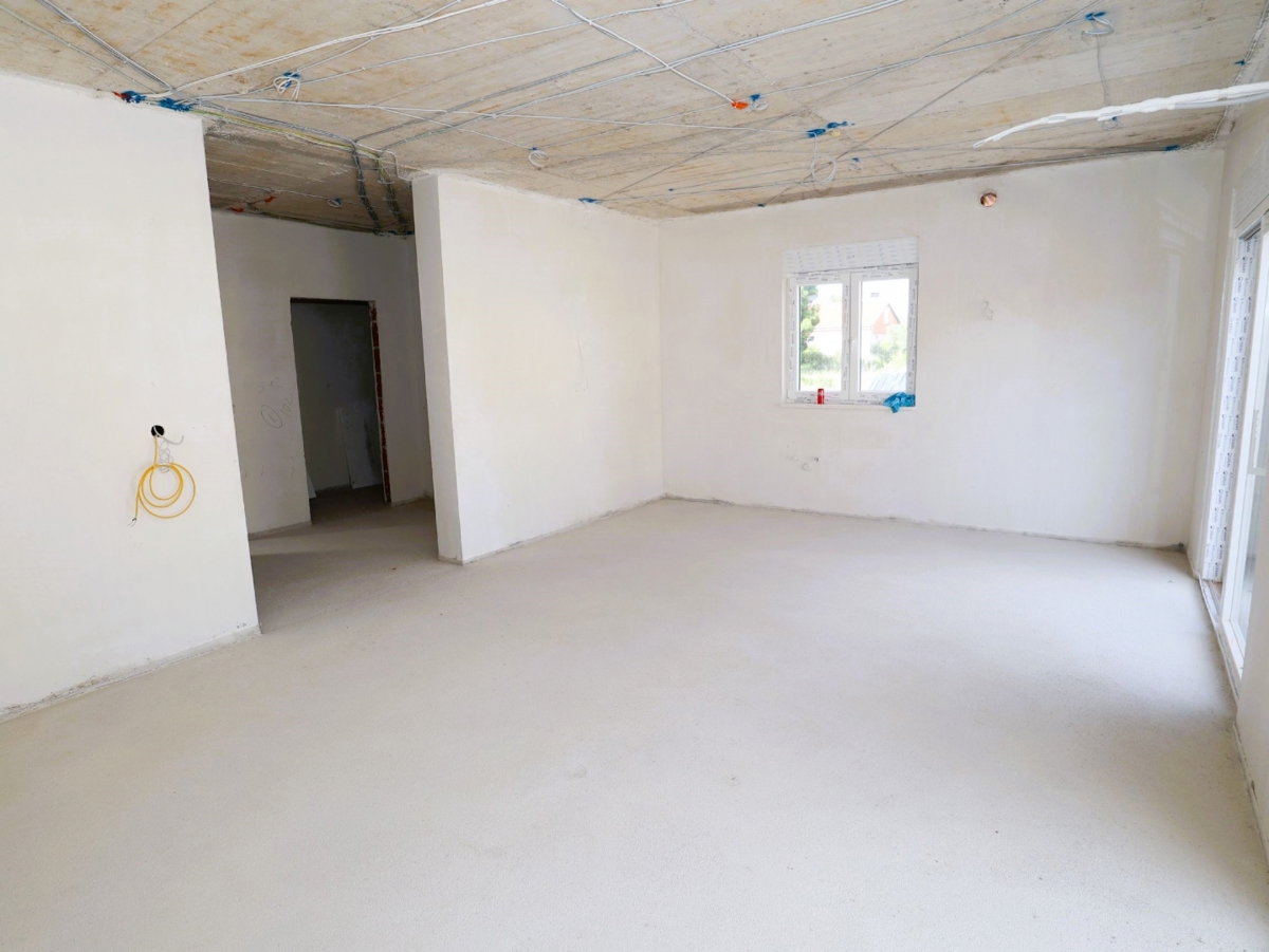 Prodamo hišo,dvojček z vrtom in parkirnimi mesti, 320000