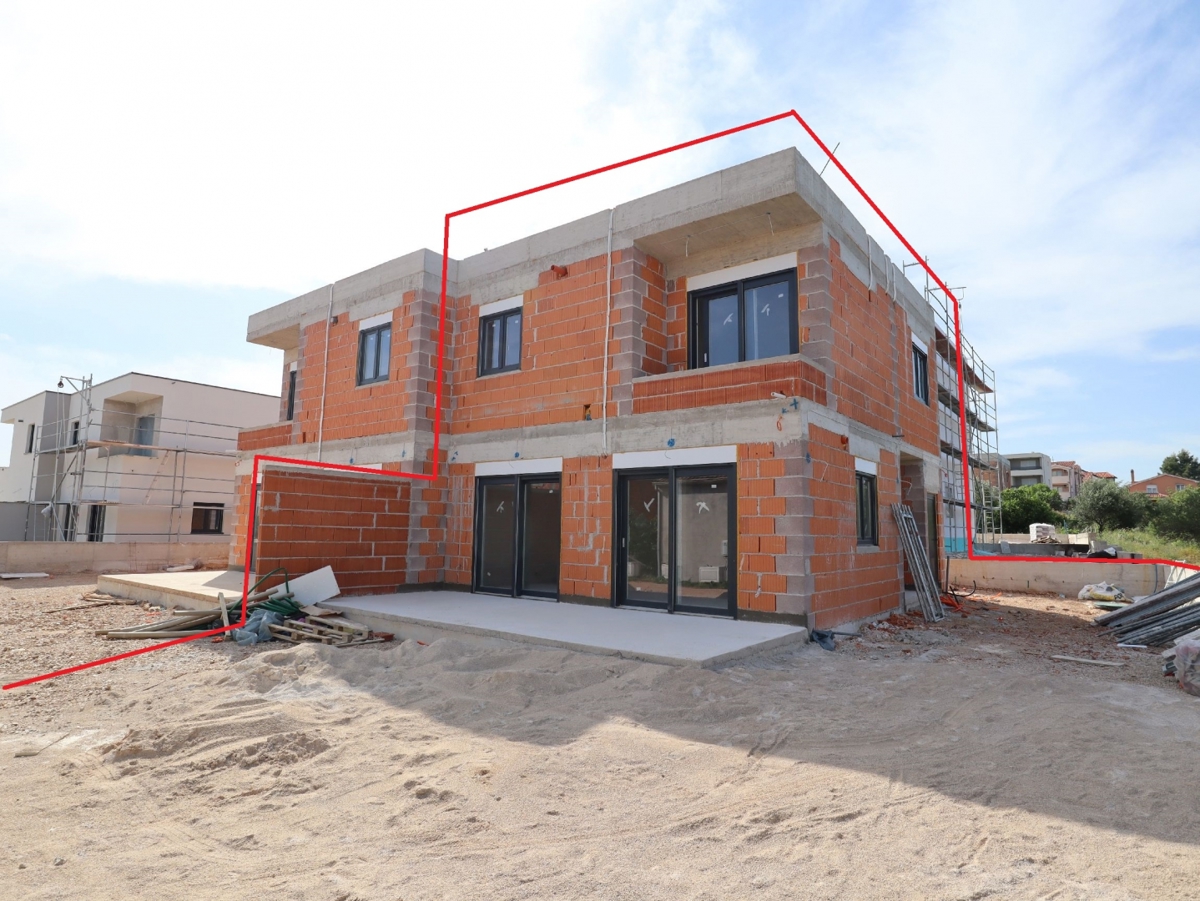 Prodamo hišo,dvojček z vrtom in parkirnimi mesti, 320000