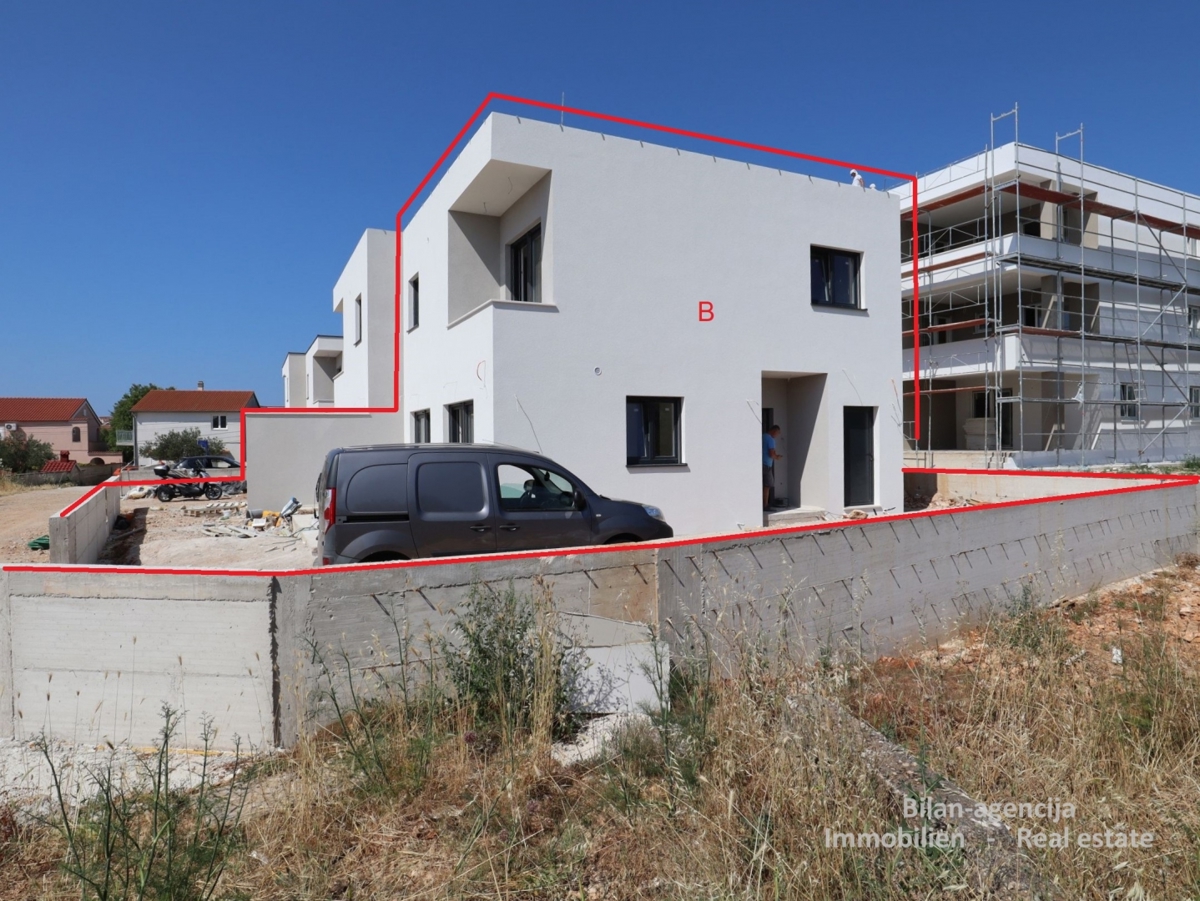 Prodamo hišo,dvojček z vrtom in parkirnimi mesti, 320000