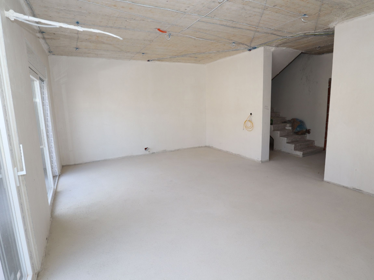 Prodamo hišo,dvojček z vrtom in parkirnimi mesti, 320000