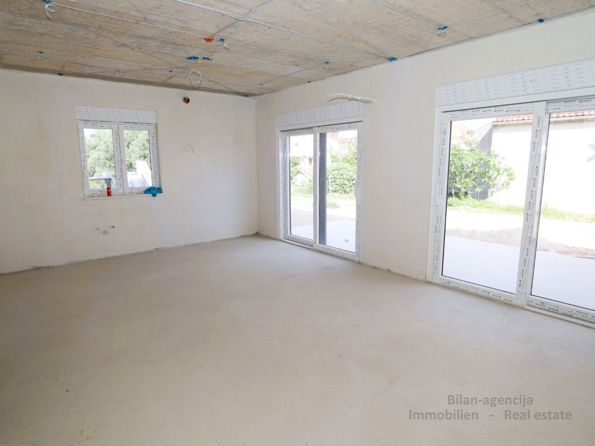 Prodamo hišo,dvojček z vrtom in parkirnimi mesti, 320000