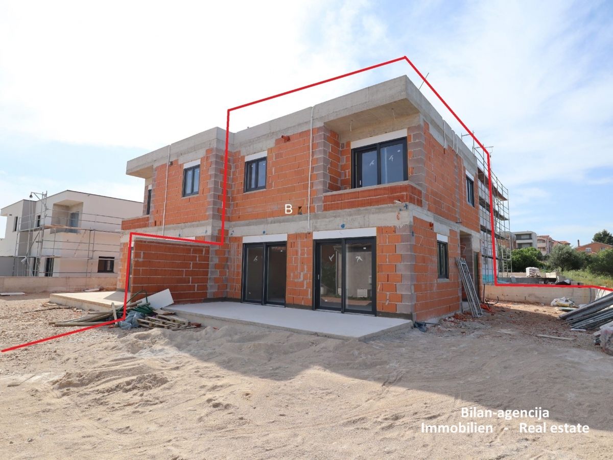 Prodamo hišo,dvojček z vrtom in parkirnimi mesti, 320000