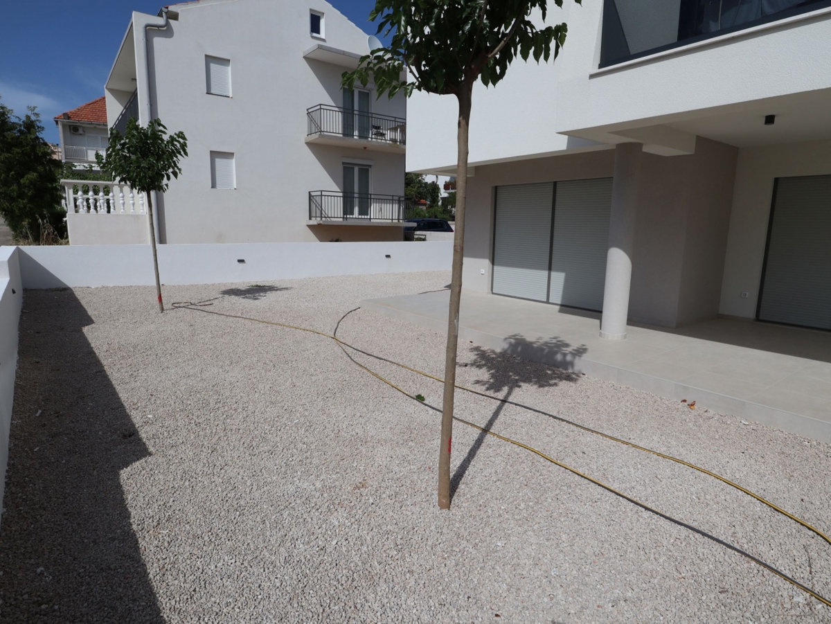 Vodice, 102 m2, apartma, vrt, odlična lokacija, blizu morja