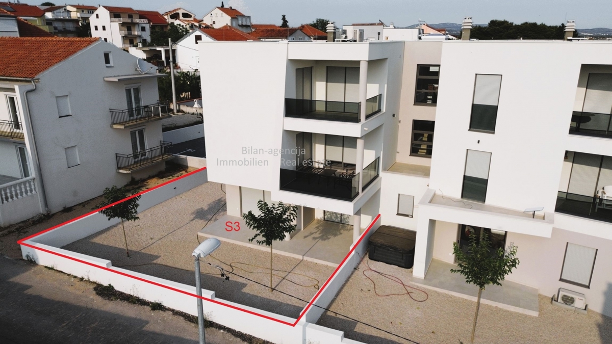 Vodice, 102 m2, apartma, vrt, odlična lokacija, blizu morja