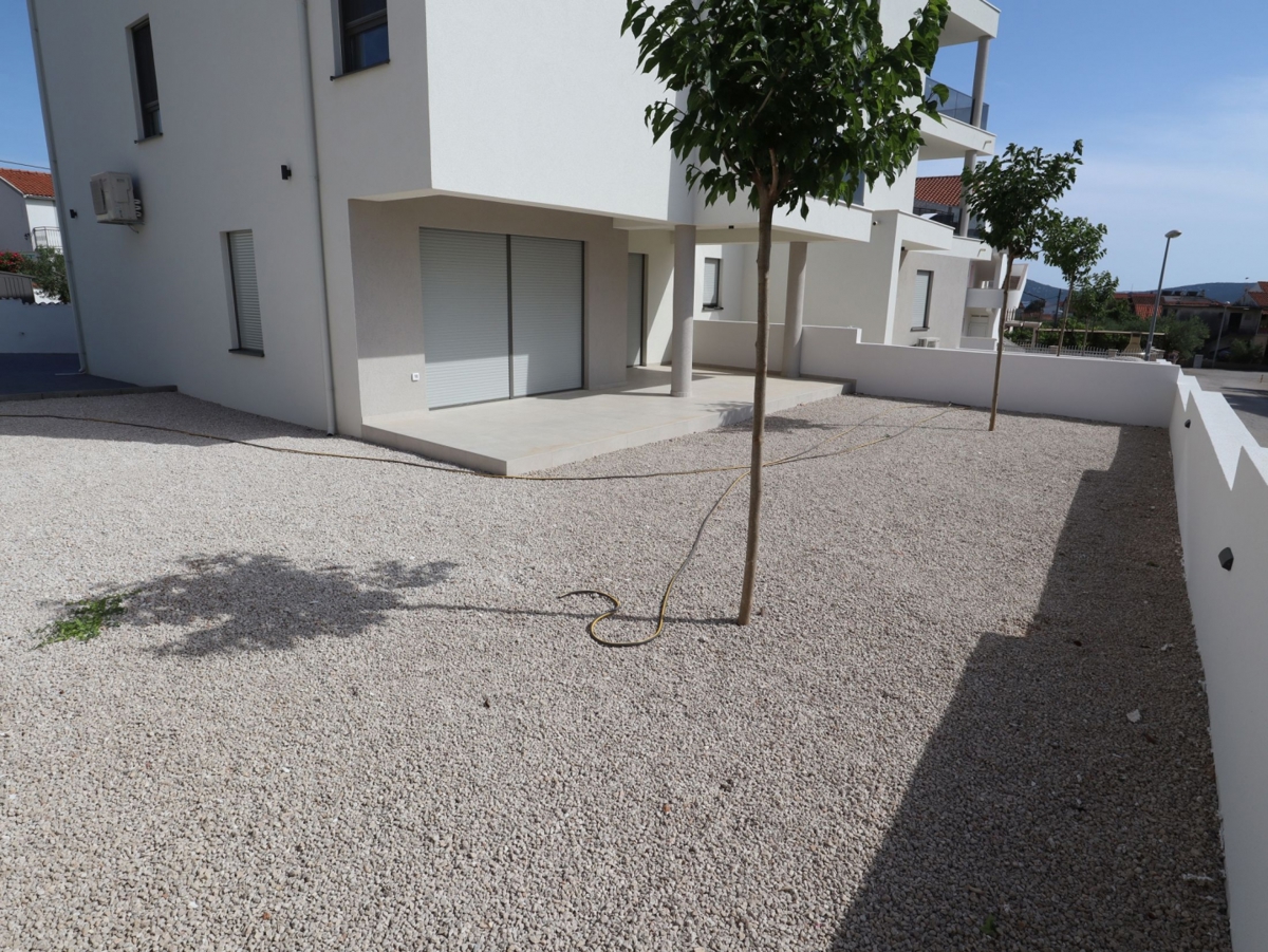 Vodice, 102 m2, apartma, vrt, odlična lokacija, blizu morja