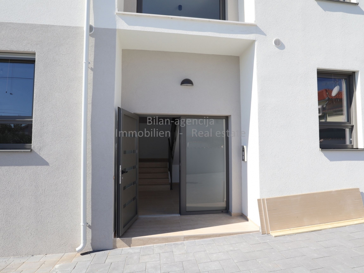 Vodice, 102 m2, apartma, vrt, odlična lokacija, blizu morja