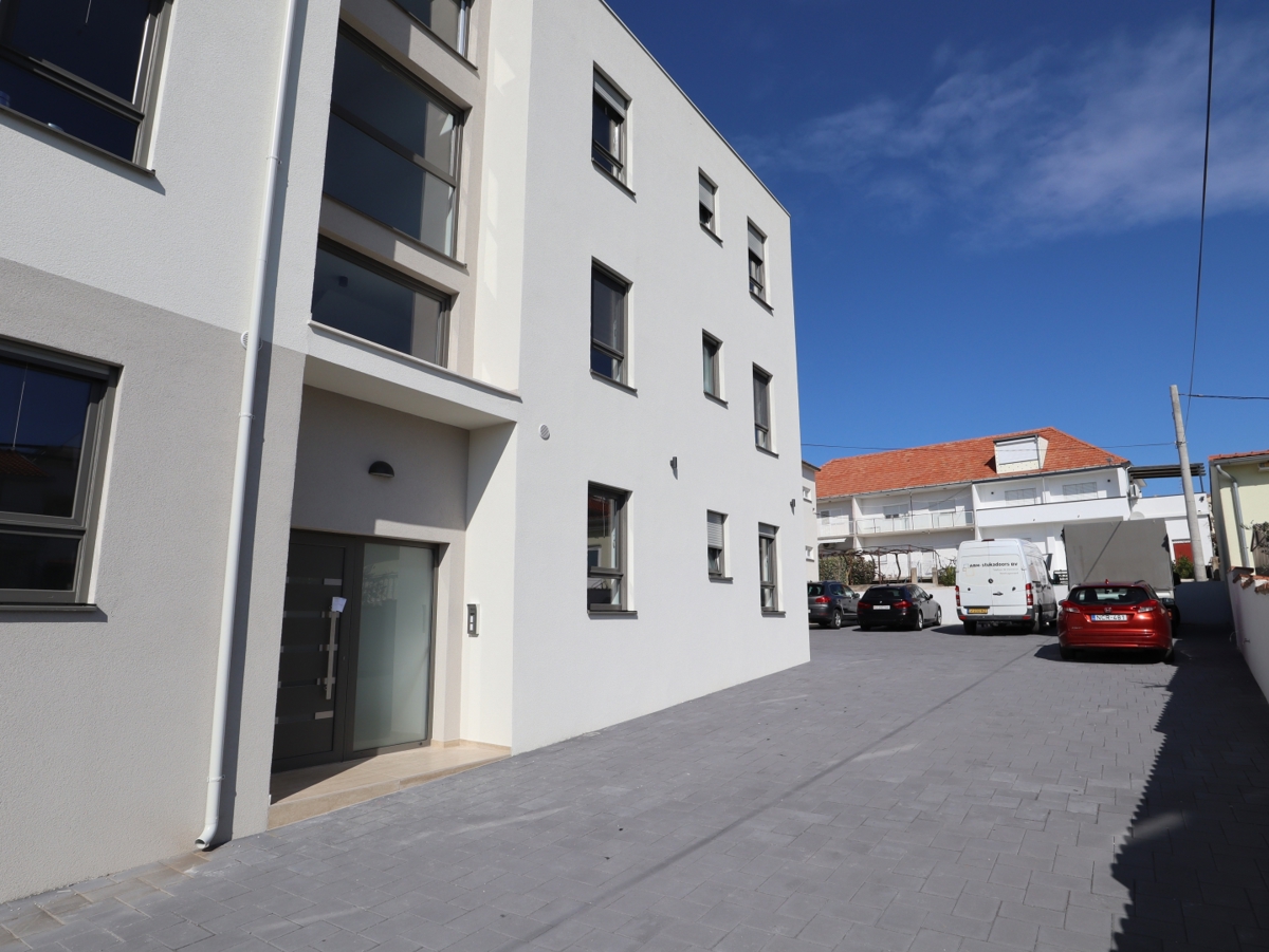 Vodice, 102 m2, apartma, vrt, odlična lokacija, blizu morja