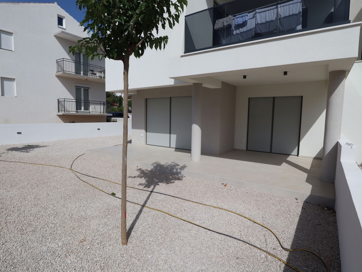 Vodice, 102 m2, apartma, vrt, odlična lokacija, blizu morja