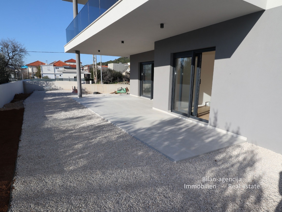 Tribunj, ob morju.Stanovanje, vrt in dvorišče, skupaj 244,50