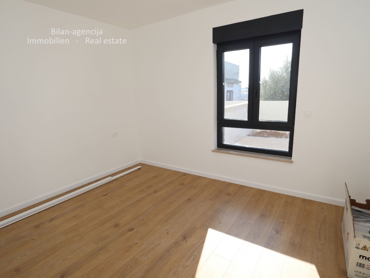 Tribunj, ob morju.Stanovanje, vrt in dvorišče, skupaj 244,50