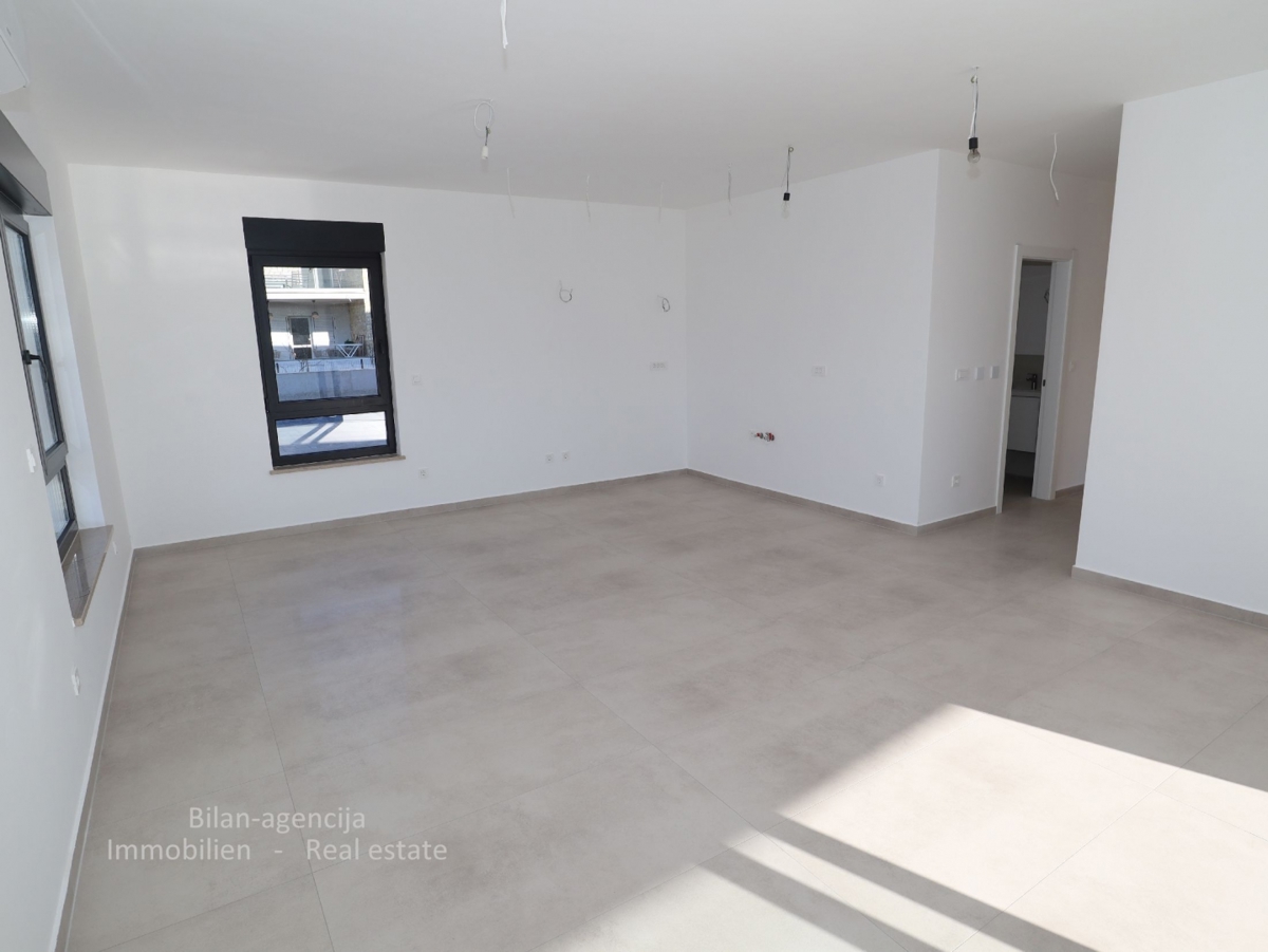 Tribunj, ob morju.Stanovanje, vrt in dvorišče, skupaj 244,50