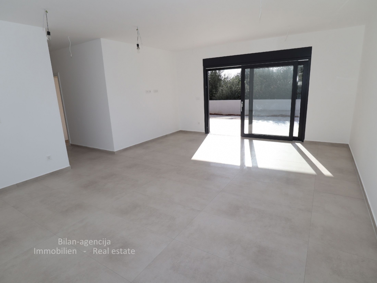 Tribunj, ob morju.Stanovanje, vrt in dvorišče, skupaj 244,50