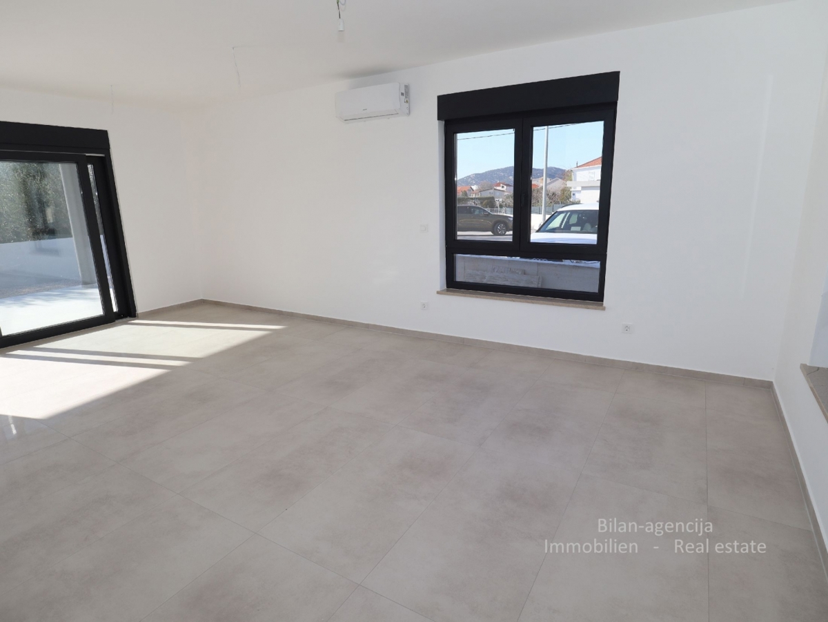 Tribunj, ob morju.Stanovanje, vrt in dvorišče, skupaj 244,50