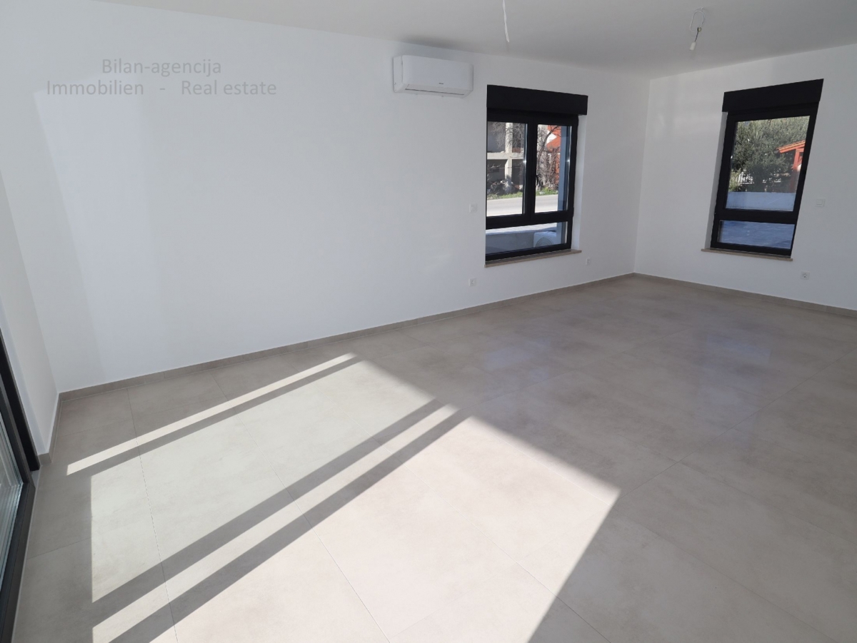 Tribunj, ob morju.Stanovanje, vrt in dvorišče, skupaj 244,50